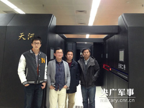 张同杰（右一）领衔的研究团队