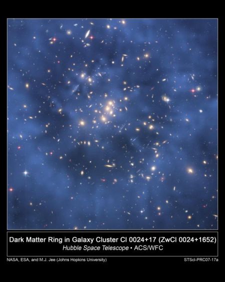 星系团CI 0024+17中的暗物质环（哈勃望远镜拍摄后合成，NASA于2007年5月公布） 