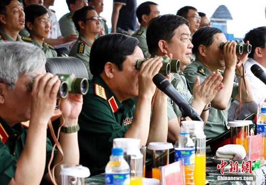 5月17日，中国国防部长常万全与越南国防部长冯光青（第一排左二）一同观摩解放军河口边防营军事科目演示。