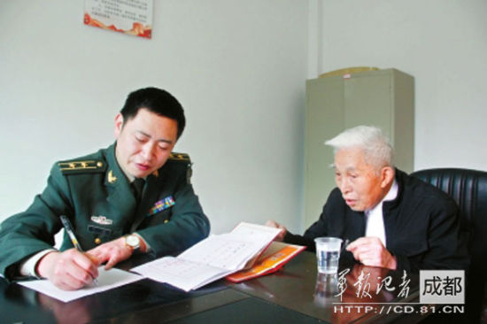 何文勋老人向人武部政委任波介绍情况