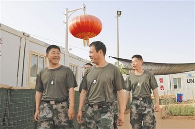 图为佩戴着“身份识别牌”的中国维和部队官兵值勤归来。