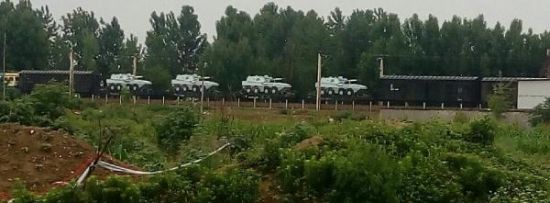 白色涂装的国产122毫米轮式自行榴弹炮。图片来源：浩汉防务论坛