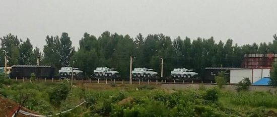 白色涂装的国产122毫米轮式自行榴弹炮。图片来源：浩汉防务论坛