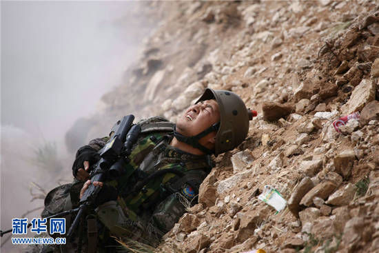 “跨越2015·朱日和A”现场：班长痛苦倒地