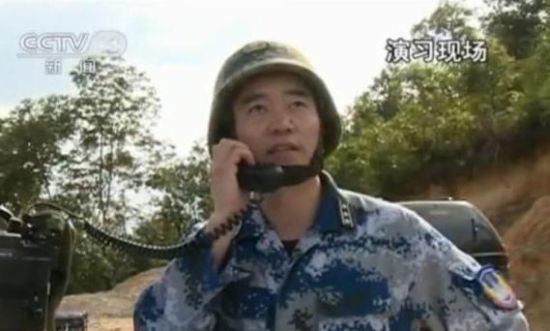 在云南临沧实施的演习中，与陆军部队联合行动的空军高级指挥员，虽然也可称为“空军引导员”，但与“目标引导员”还是有所区别的