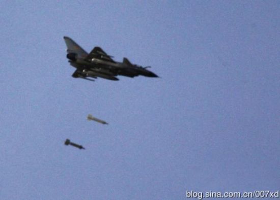 歼-10战斗机投掷炸弹