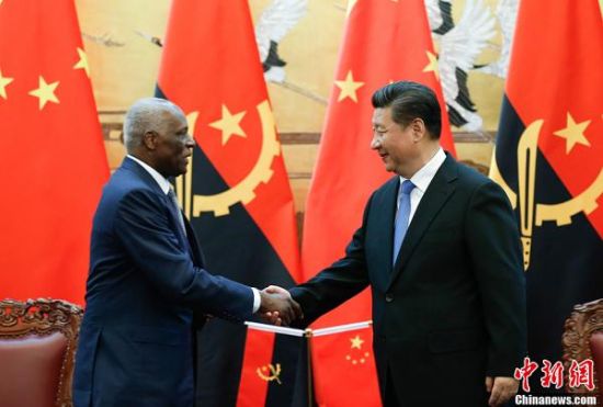 6月9日，中国国家主席习近平在北京人民大会堂同安哥拉总统多斯桑托斯举行会谈。会谈后，两国元首共同见证了经贸、交通、电力、金融等领域双边合作文件的签署。