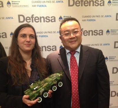 阿根廷国防部主管露西娅和中国北方工业集团公司代表签署VN1装甲车协议