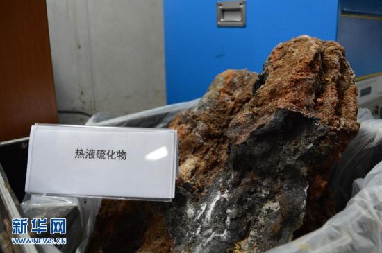 科考队员采集到的海底热液硫化物