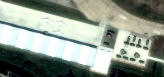 位于东海的岱山岛机场上，有3架中国国产BZK-005型中远程侦察机停放在机库前 