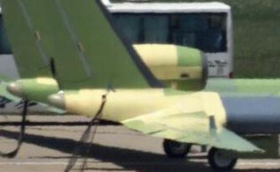 发动机短舱位置局部放大，可以看到尾喷口位置，发动机短舱长度约4米，具体型号不明