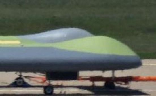 左右两侧机身头部“鼓包”的颜色不同，左侧机身“鼓包”为灰色，表明是透波复合材料，里面应该装有卫通天线，右侧机身鼓包则是铝锂合金蒙皮，无法用于安装天线