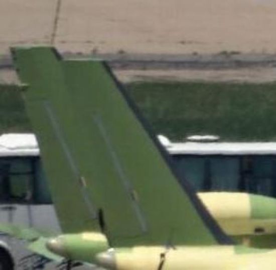 垂直尾翼的舵面与歼-11系列非常接近，同时尾翼前缘为灰色透波材料，安装了较大尺寸的天线