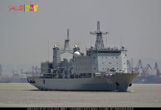 中国海军新型补给舰961号海试