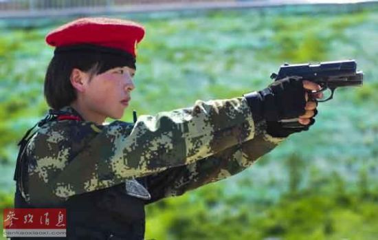 资料图：武警新疆边防总队训练基地特战队员开展双枪速射训练。 新华社发（范昕羽 摄）