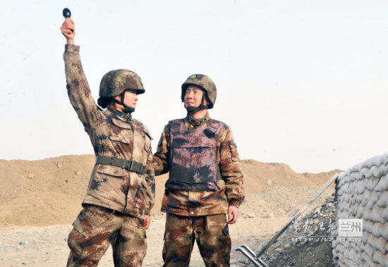 我军女兵正在胸墙前准备投弹，可以看到投弹指挥员/安全员注意力高度集中在手榴弹上，时刻准备应付各类险情