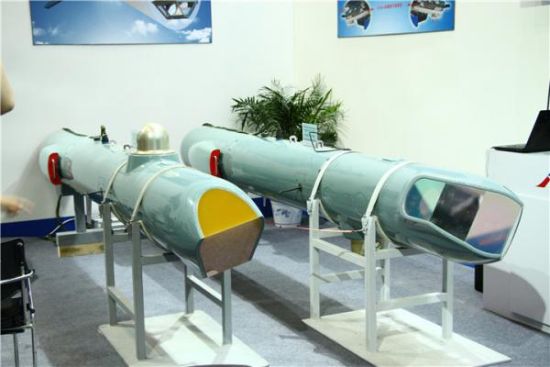 现场展示的两个光电吊舱