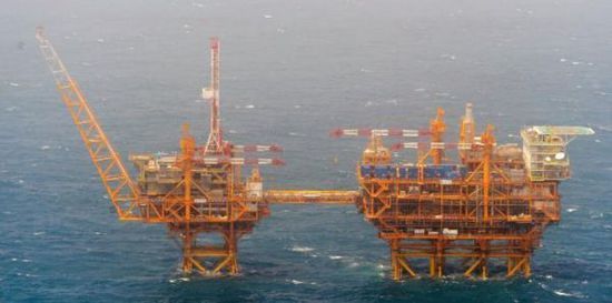 　　日方公布的中国在东海中日中间线中国一侧新建的海上钻井平台的照片（日本外务省网站）