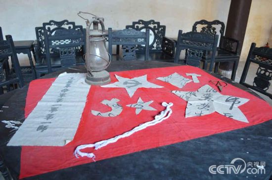 制作现场还原军旗制作过程 