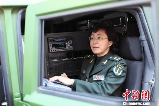  二炮女导弹专家李贤玉为建设强大的信息化战略导弹部队做出了突出贡献。　闫丽涛　摄