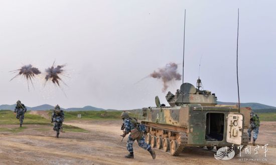 在烟幕掩护下协同03式伞兵战车发起攻击 