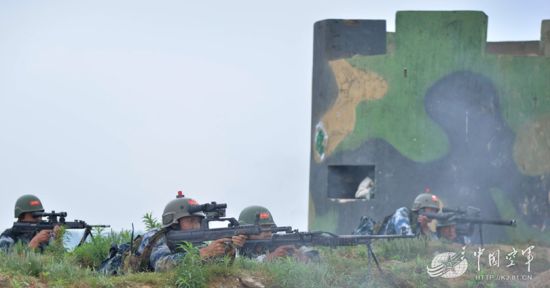 红军在夺占的蓝军工事旁组织阵地，使用95式突击步枪、88式狙击步枪、88式通用机枪和87式自动榴弹发射器 