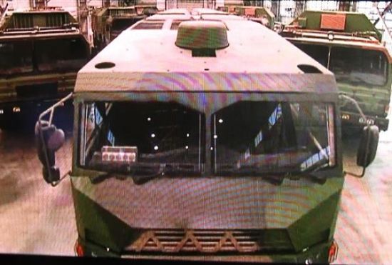 鹰击-18导弹发射车驾驶室上方有数据链天线 