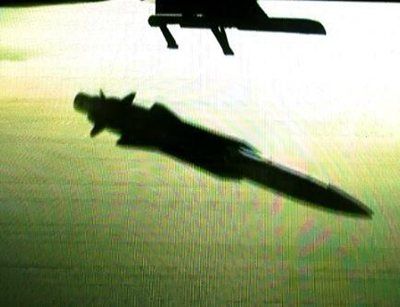 疑似空射型鹰击12导弹从挂架落下发射的瞬间