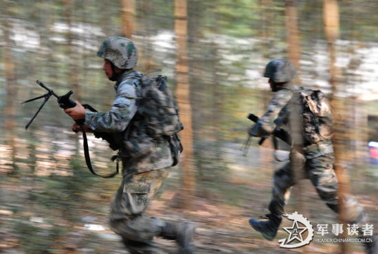 丛林训练中的解放军（资料图）