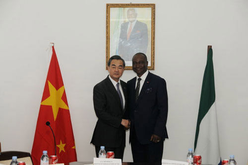 当地时间8月8日，外交部长王毅同塞拉利昂外长卡马拉在弗里敦举行会谈 