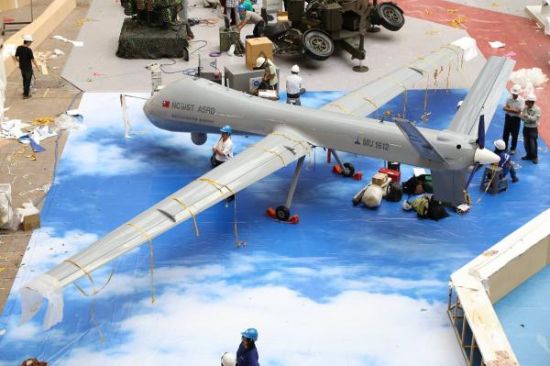 台湾研制的“大型无人机”，该机尺寸与美国“捕食者”类似，也接近于大陆的“翔龙”、“彩虹4”、“BZK-005”等型无人机