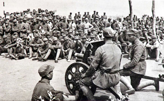 1943年7月，图为八路军官兵在观看北岳东线战斗中缴获的日军92式步兵炮