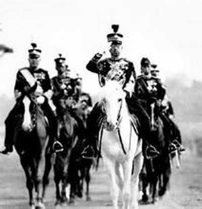 1937年,裕仁天皇(骑白马者)检阅部队