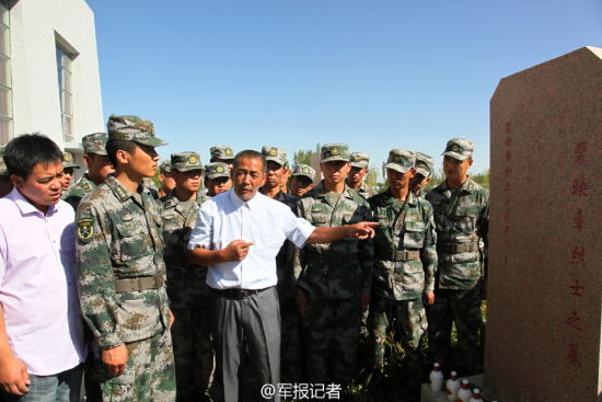 参战老兵向官兵讲述牺牲战友 