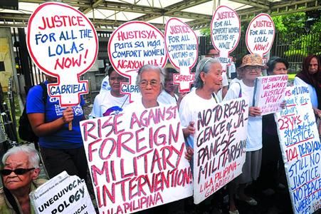 月14日，菲律宾马尼拉，菲律宾慰安妇受害者在日本大使馆前示威，要求日本政府道歉和赔偿。 
