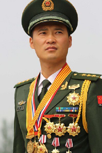 胸前挂满勋章的刘洋。
