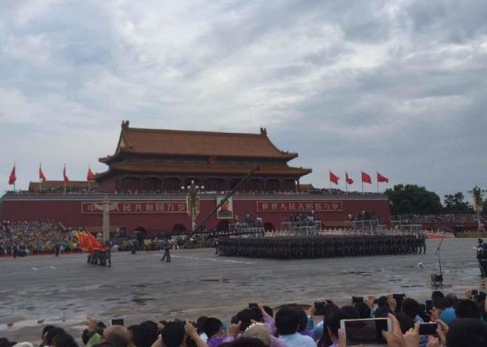 彩排中的阅兵旗帜与队列