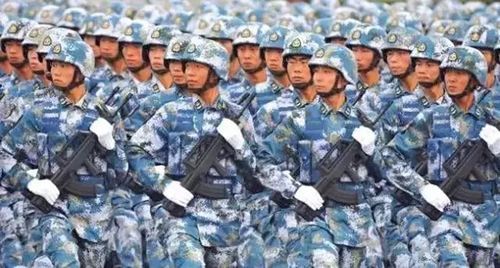 95式5.8毫米自动步枪挂枪行进间敬礼