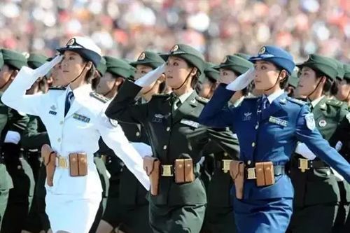 佩枪行进间注目礼