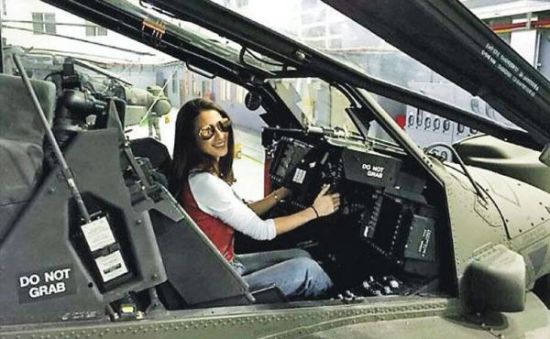 台湾女演员李倩蓉的阿帕奇直升机座舱照片引起了轩然大波 