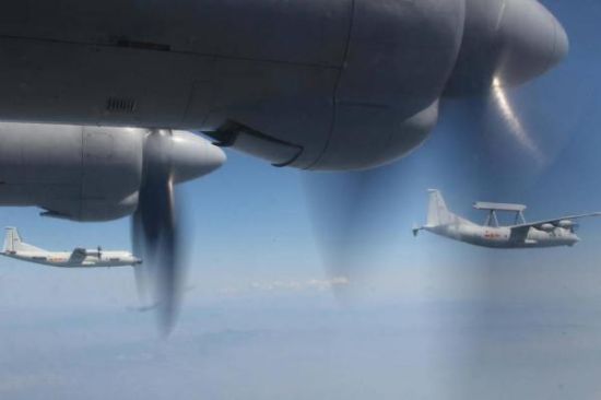 海上巡逻机梯队预警机中队进行阅兵针对性训练。 