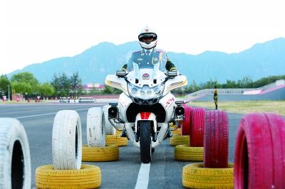 队员驾车通过轮胎场地，增强驾车稳定性