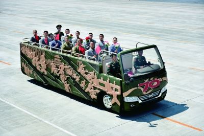 300多名老兵等将在摩托车礼宾方队护卫下，率先通过天安门。图为官兵模拟训练