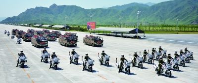 摩托车礼宾方队与抗战老兵方队进行合练