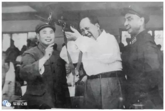 毛主席端起宋世哲的枪