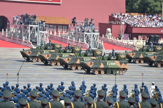 受阅武器是伞兵战车。