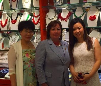 资料图：阅兵观礼结束，政要夫人北京秀水街购物