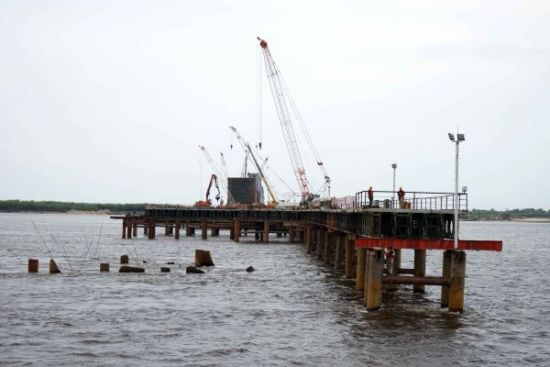 今年5月同江大桥的施工现场