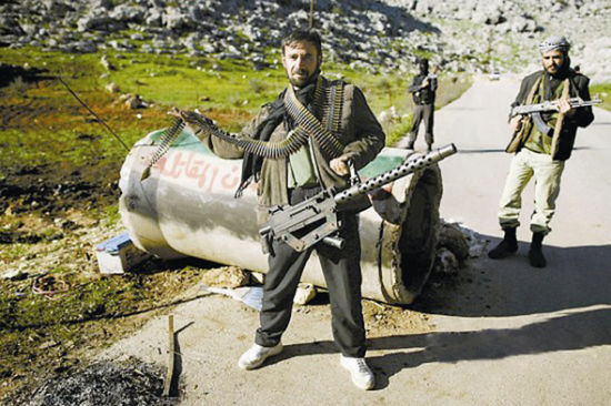 资料图：配备了美制勃朗宁重机枪的叙反对派士兵