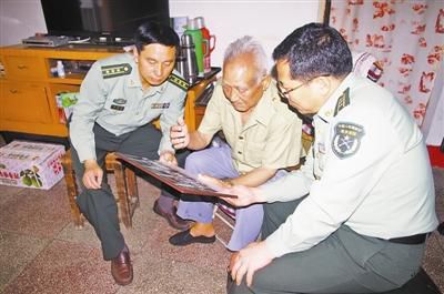 　　听陈学文讲述抗战故事龙礼彬摄